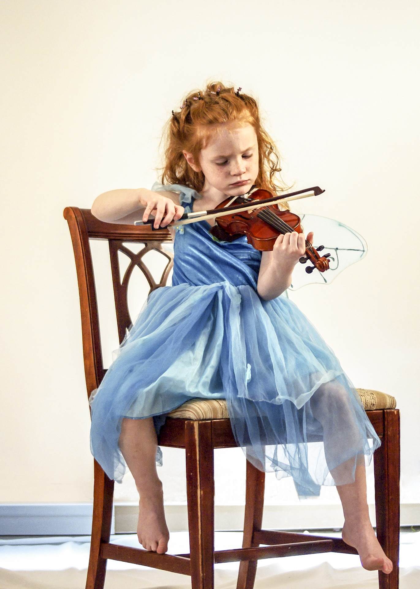 Ein Mädchen spielt Geige